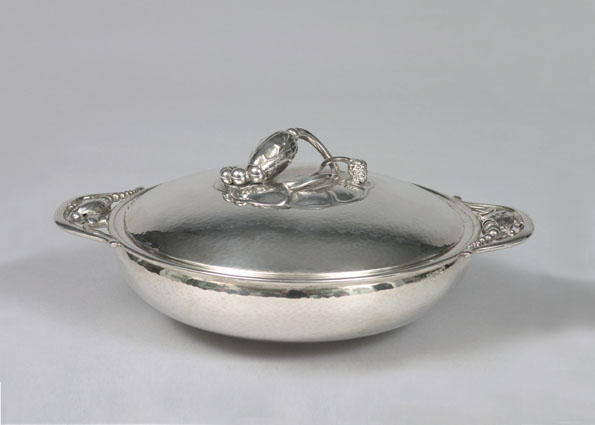 A rare blossom pattern tureen