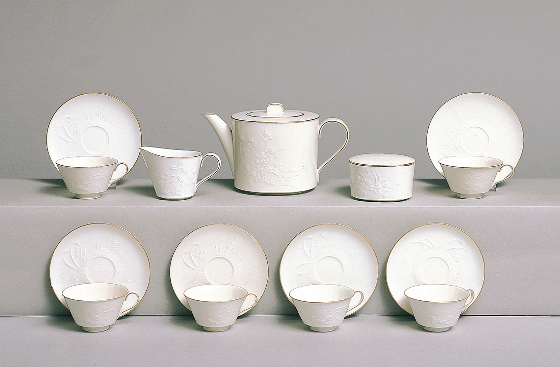 A tea service 'Wild flower relief' with gilt rims for 6 pers