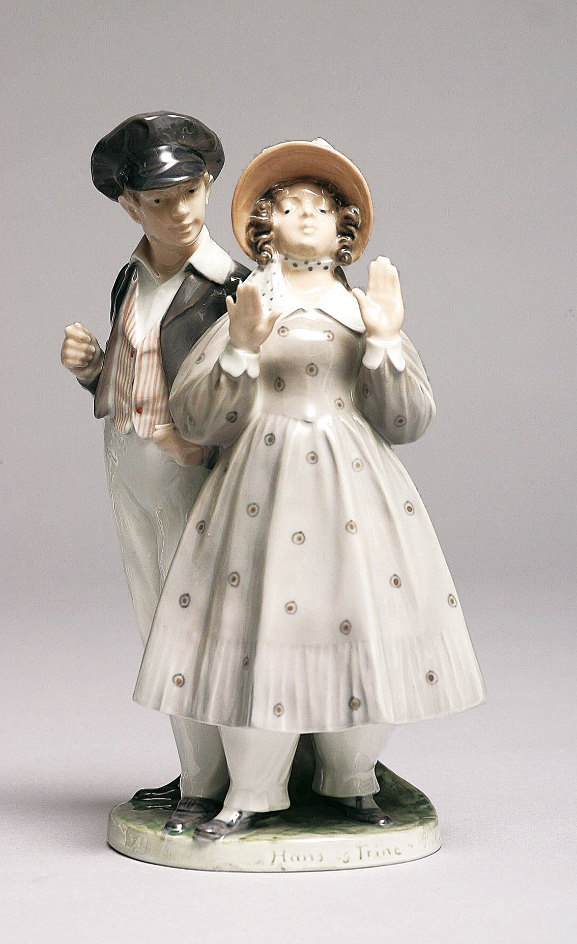 A pair of figures 'Hans og Trine'