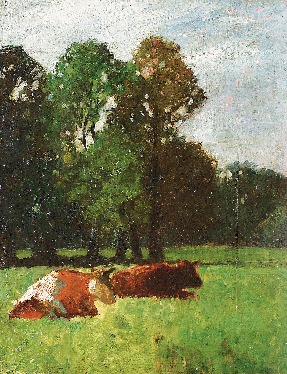 Zwei ruhende Kühe auf der Weide vor Baumhintergrund