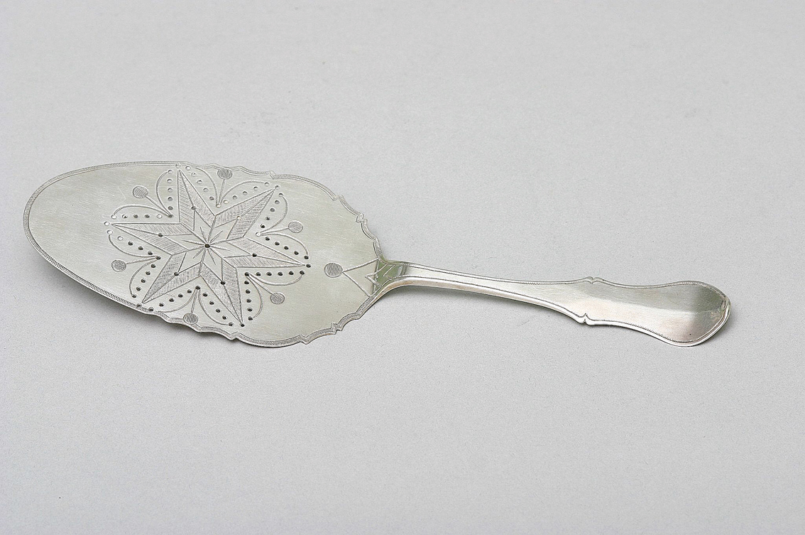 A Biedermeier cake shovel with engraved star ornament