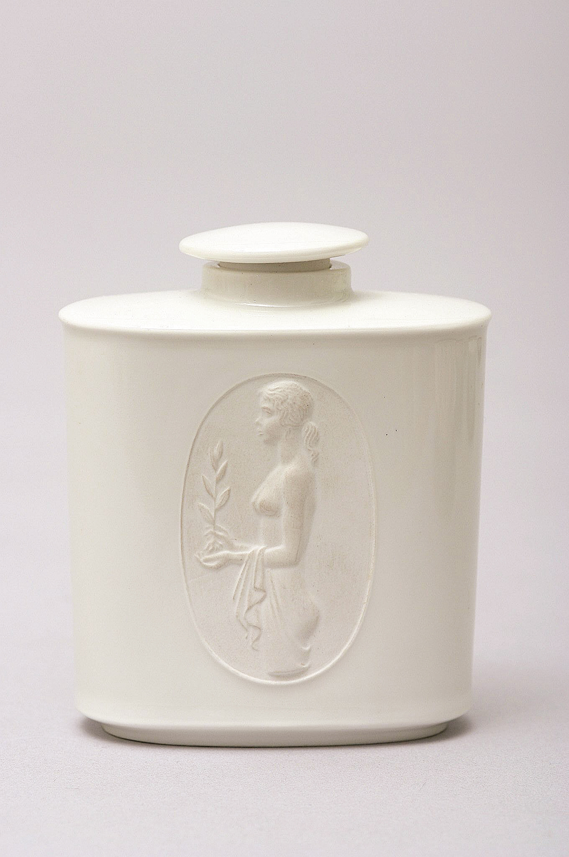 A tea-caddy decorated with relief medaillon 'Psyche'