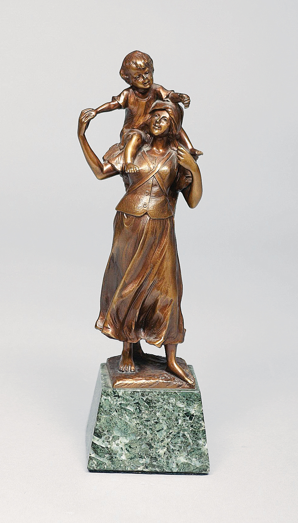 Kleine Bronze-Figur 'Mutter mit Kind huckepack'