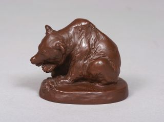 Böttgersteinzeug-Figur eines fressenden Bären