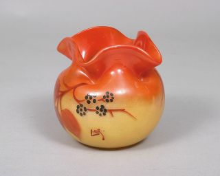 Kugelförmige Vase mit stilisierten Beeren