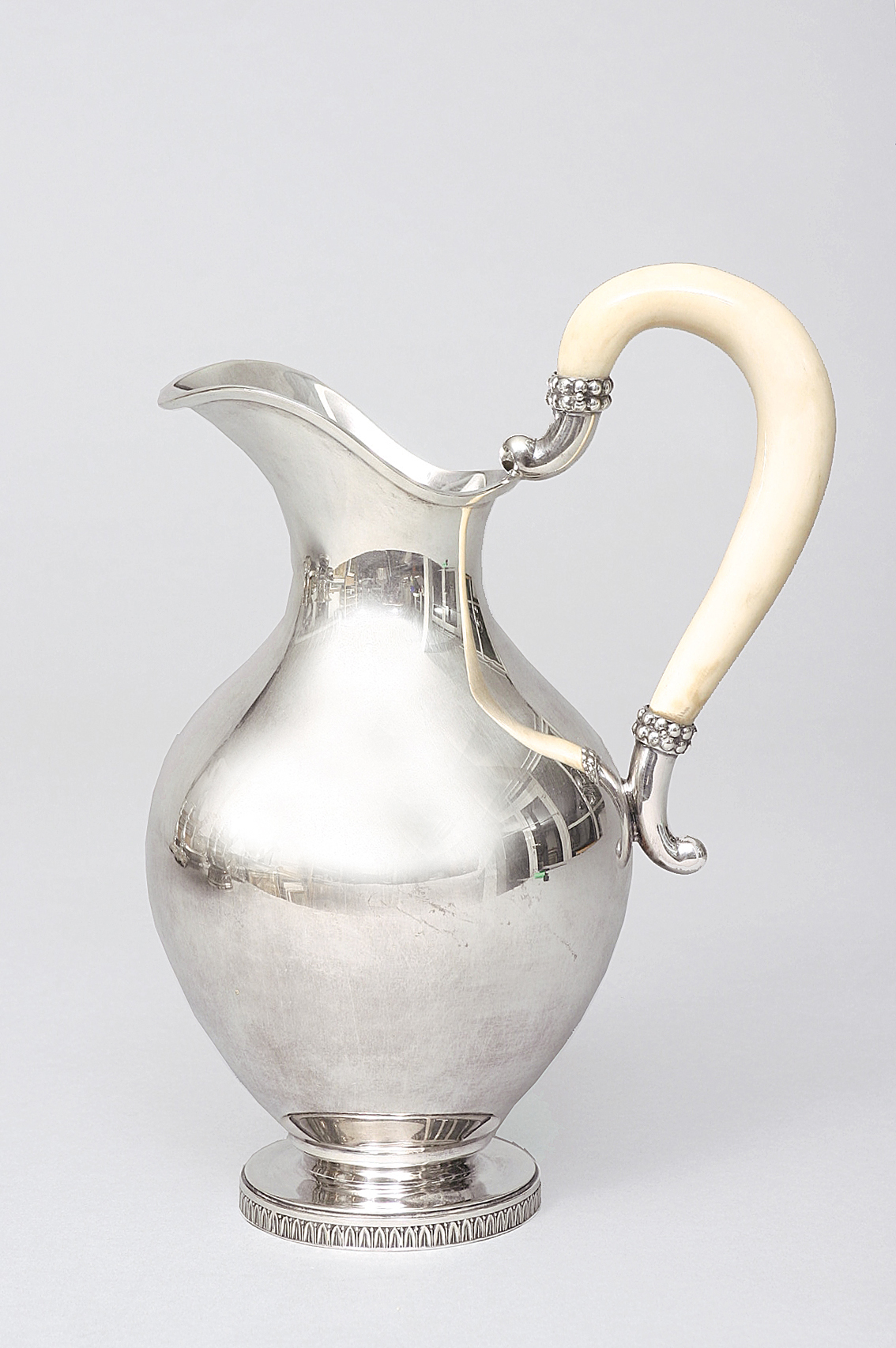 An elegant water jar