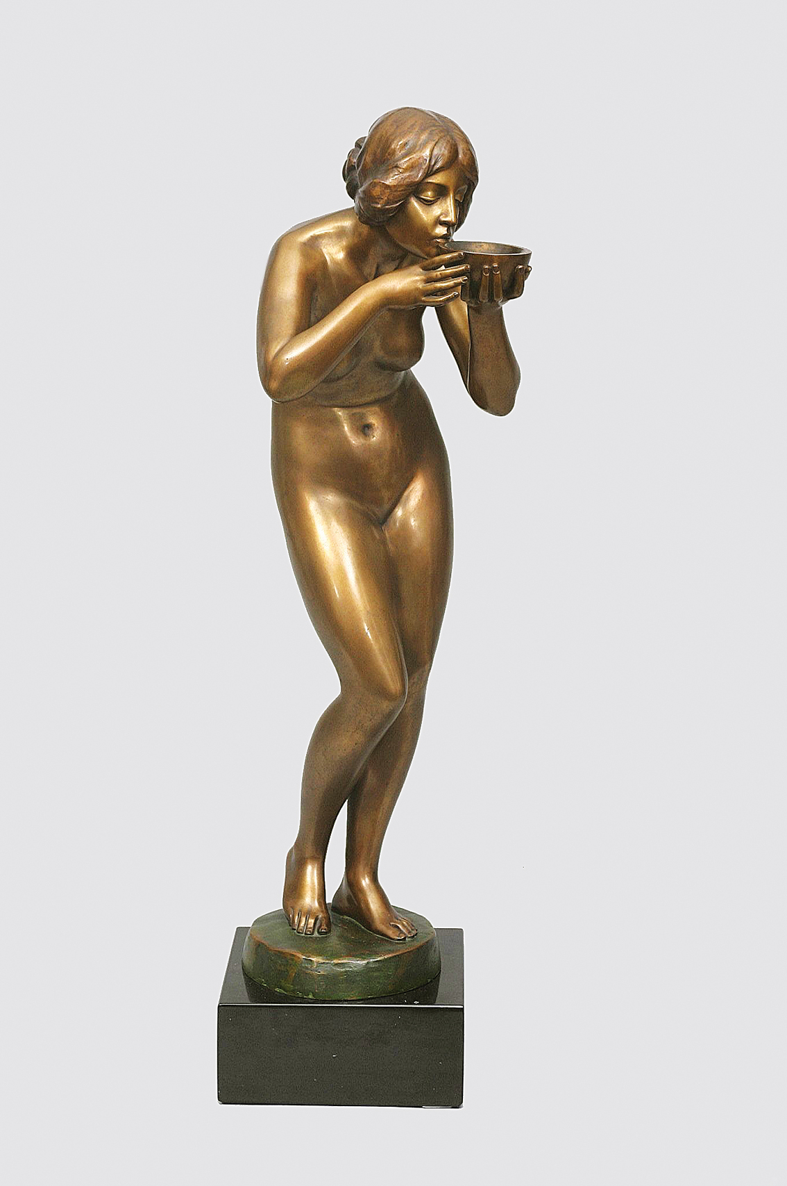Große klassische Bronze-Figur 'Trinkende'