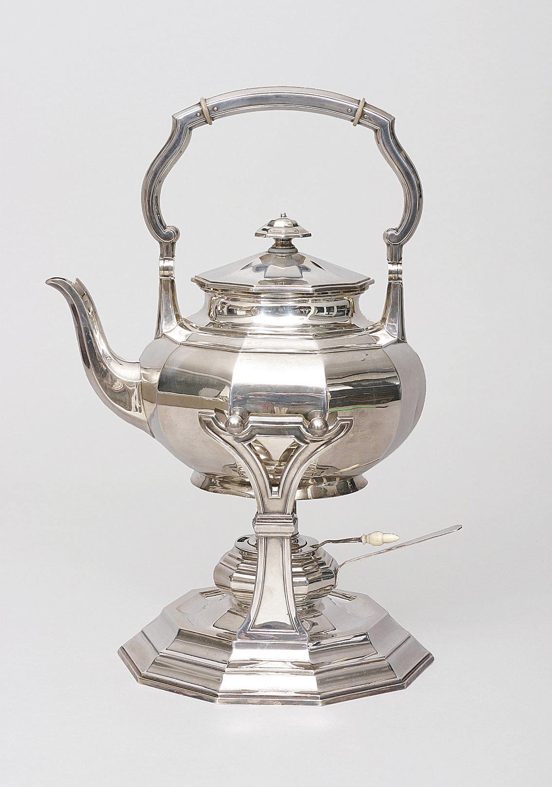 Elegante Berliner Teekanne auf Rechaud