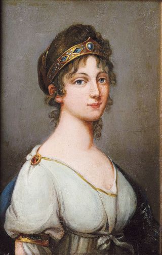 Junge Frau im Empire-Kleid mit Diadem