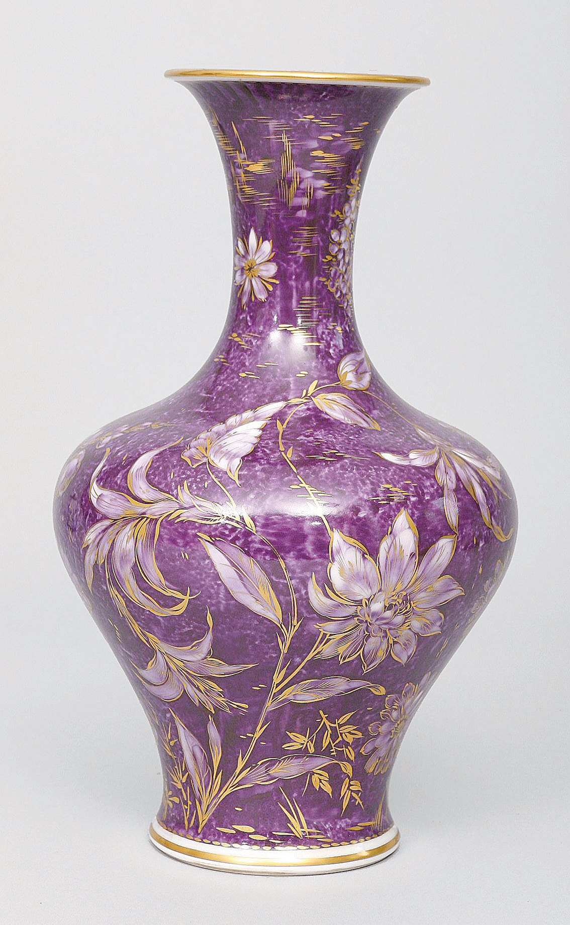Vase mit Goldblumenmalerei über Purpurfond