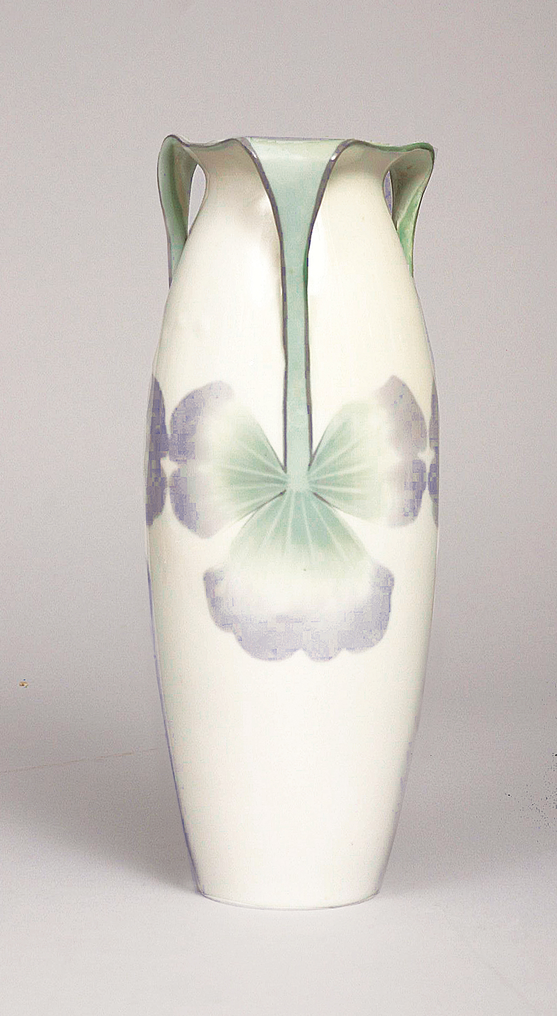 Jugendstil-Vase mit plastischen Blüten-Henkeln