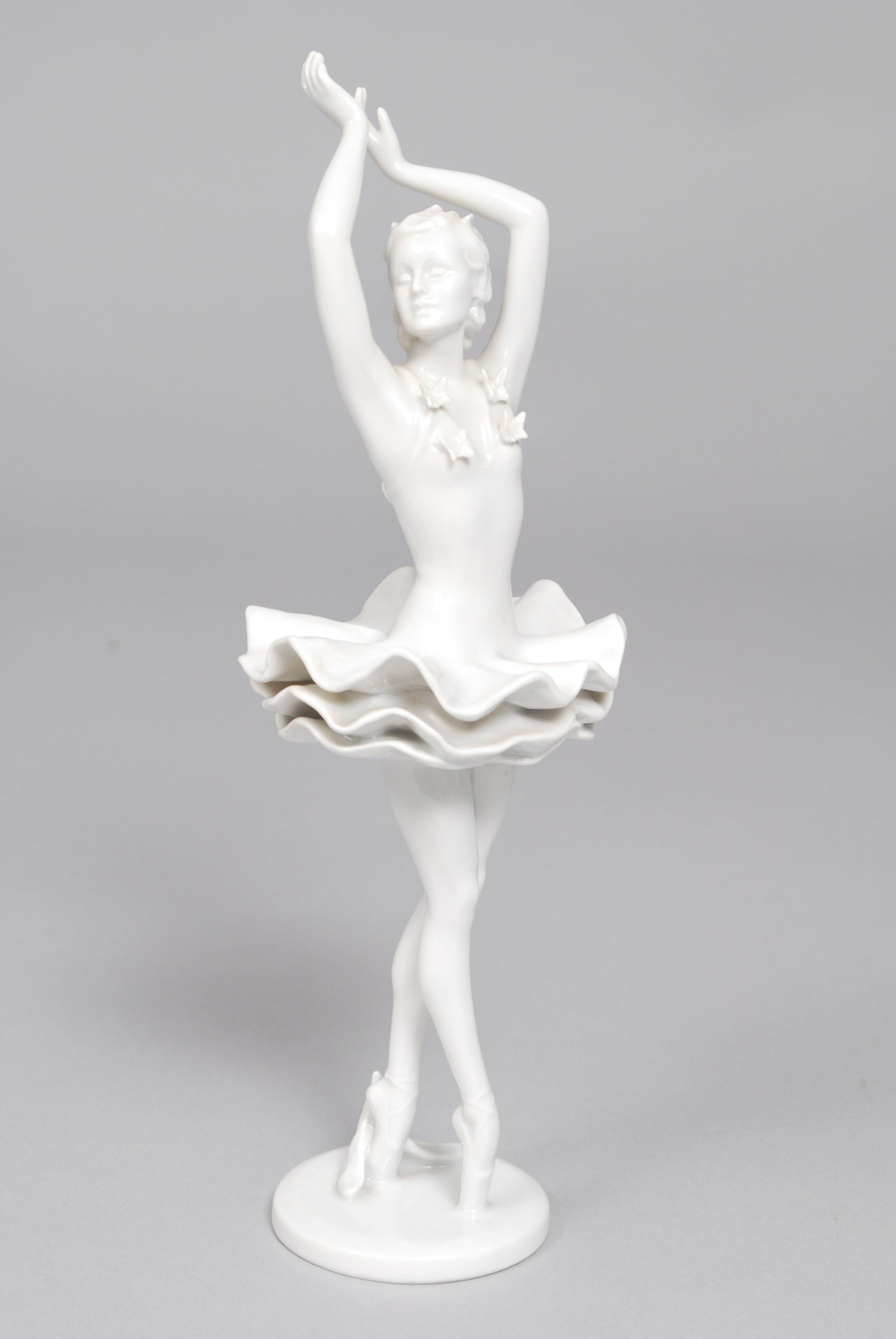 A figur eof the dancer Lilian Harvey in white porcelain