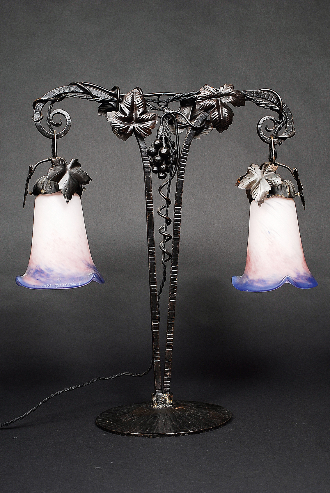 Jugendstil-Tischlampe mit Weindekor