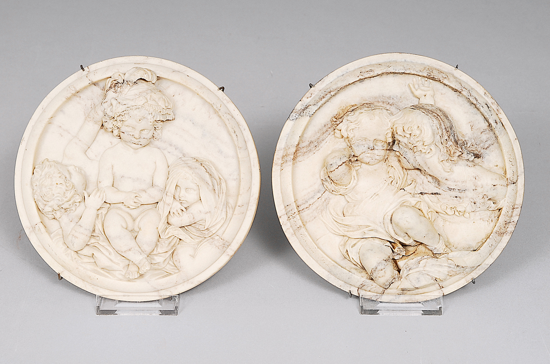 Edward William Wyon, tätig in England - A pair of rare marble tondi wuth playing putti A pair of rare marble tondi wuth playing putti
