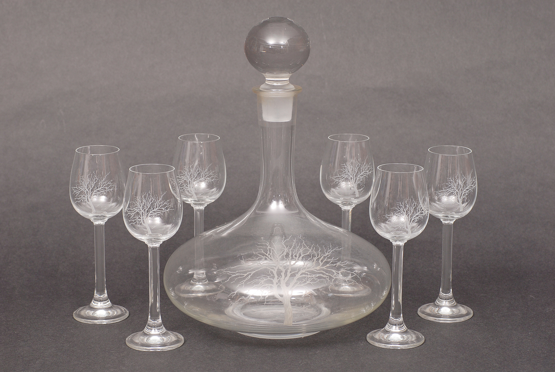 A modern glass decanter with 6 glasses