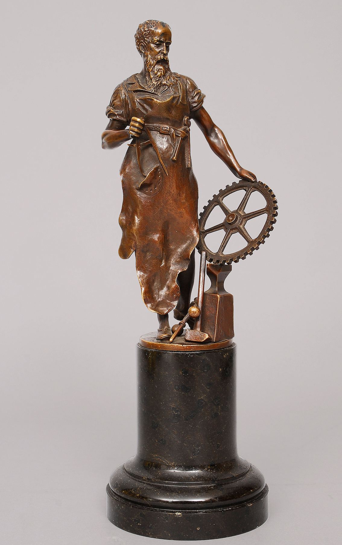 A bronze figur of a blacksmith