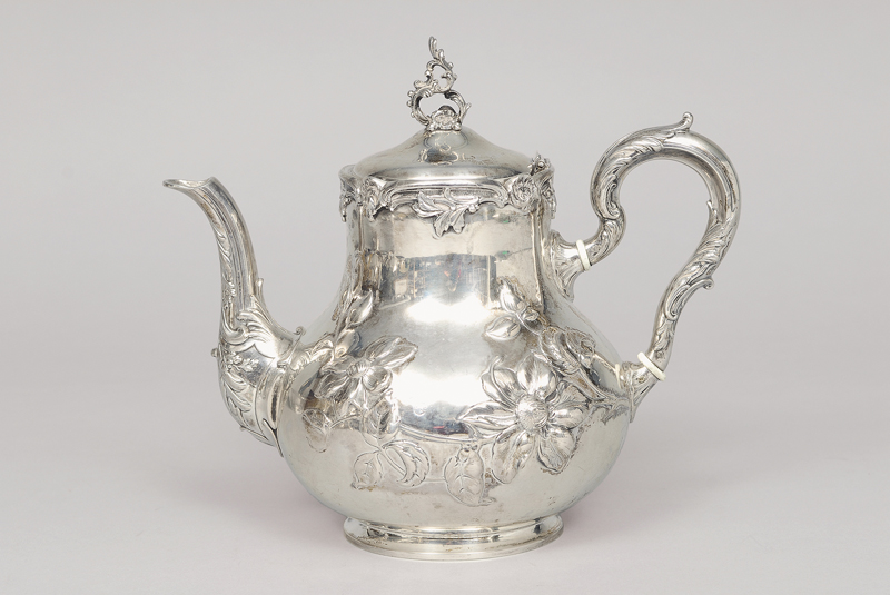 Jugendstil-Teekanne mit floralem Relief-Dekor