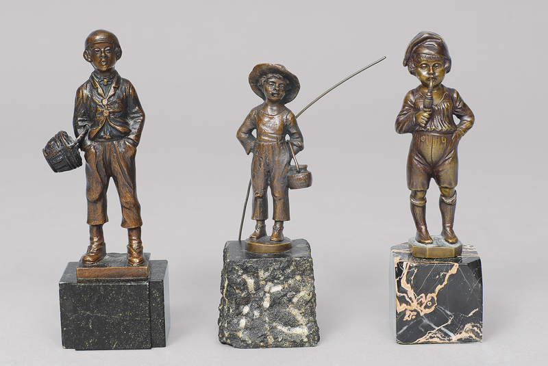 Satz von 3 Bronze-Figuren 'Kleine Jungs'