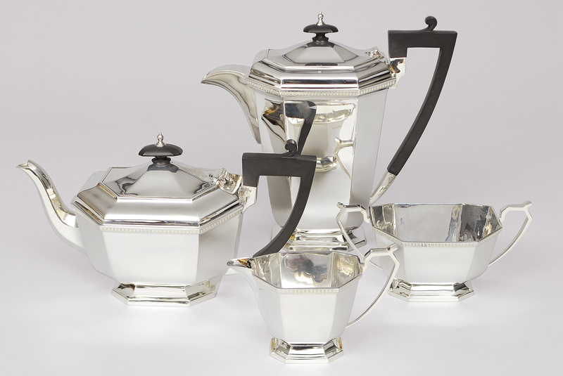 An english Art-Déco tea and coffeeservice