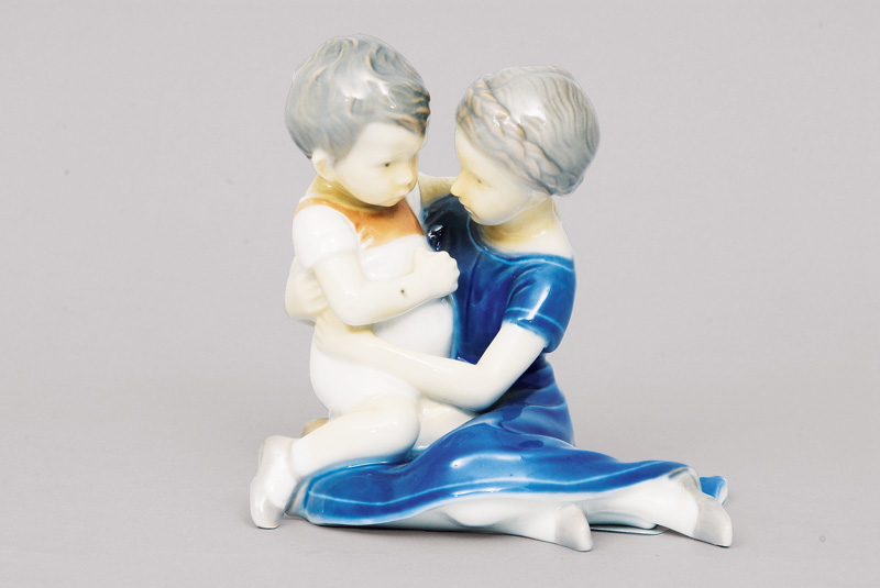 A figurine 'brother and sister'