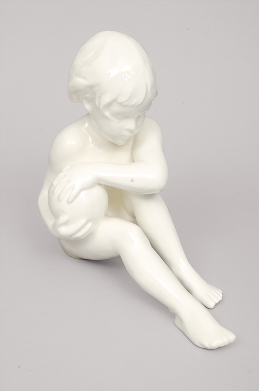 Figurine 'seated girl with a ball'