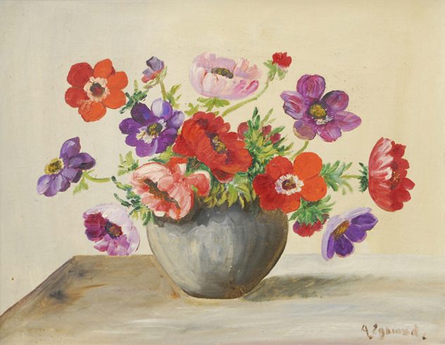 A vase with anemone