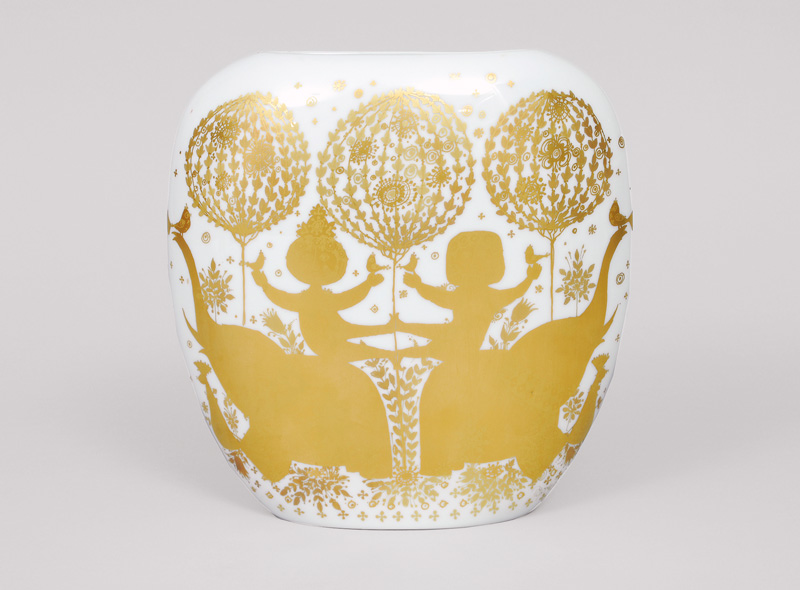 Flache Vase mit szenischem Golddekor