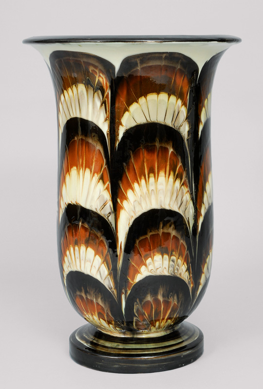 Große Bodenvase mit stilisiertem Blatt-Dekor wohl von Svend Hammershoei