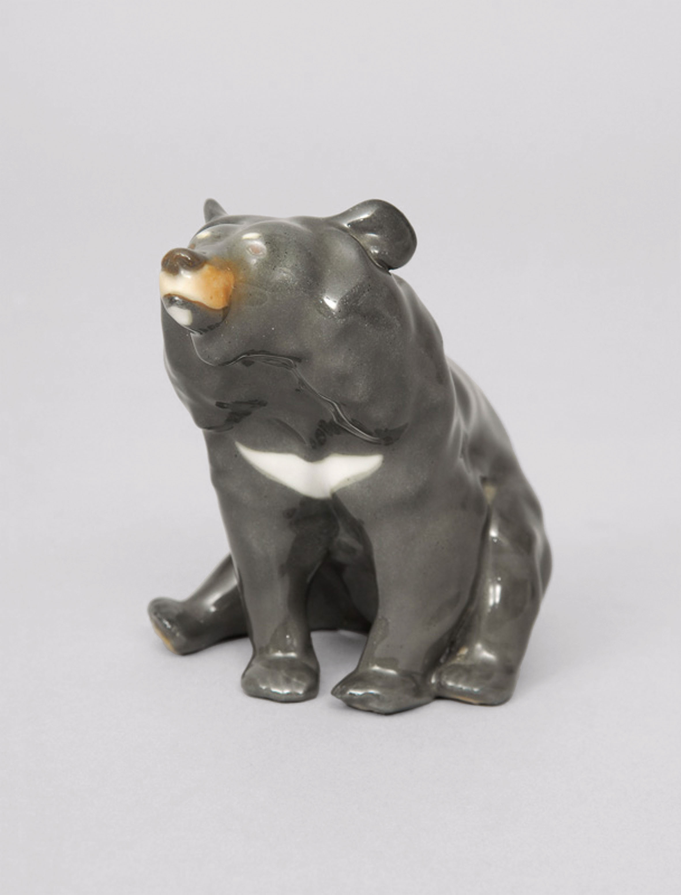 Small figurine 'Asiatic black bear '
