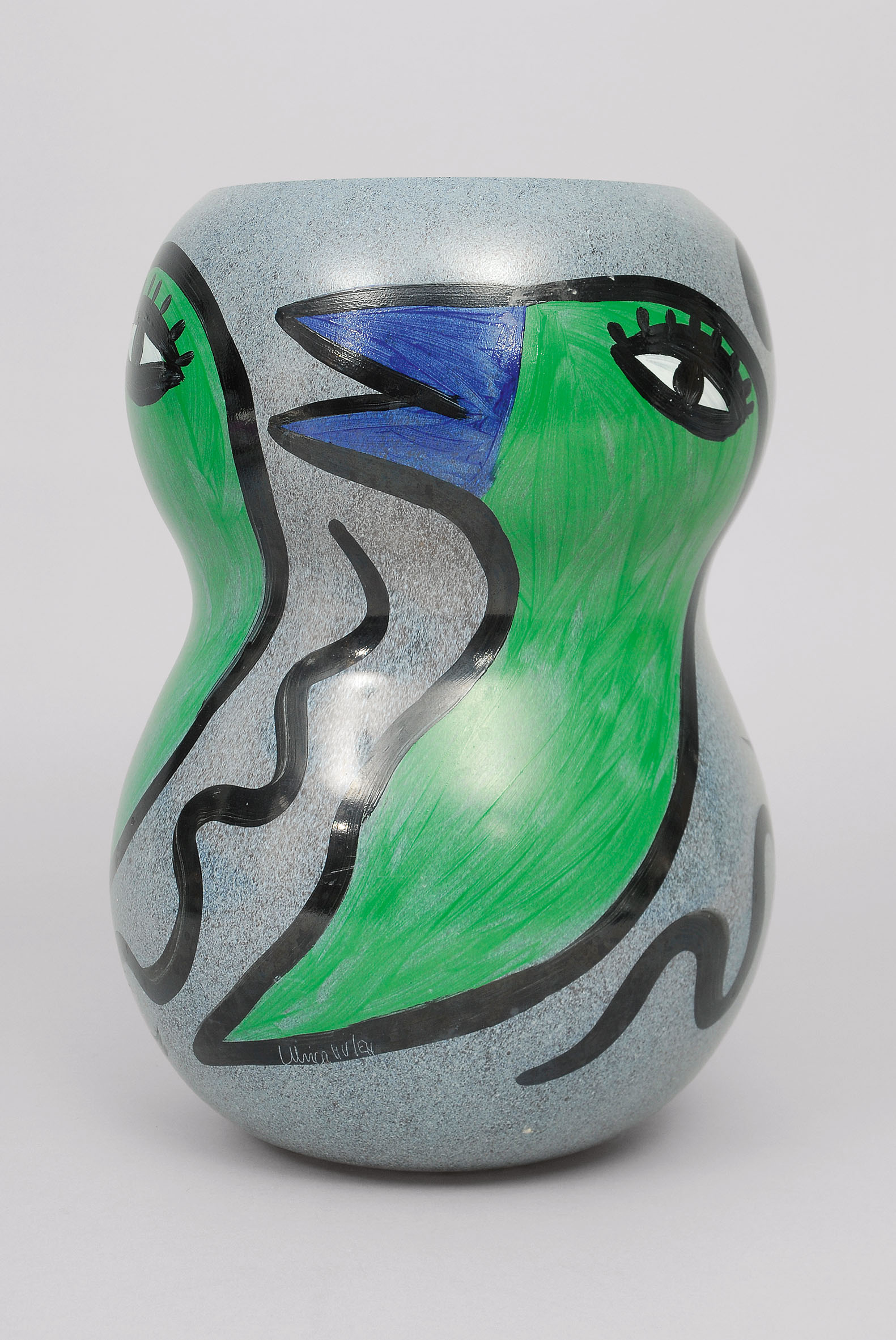 Ulrica Hydmann-Vallien - A large, modern vase with paintings of birds A large, modern vase with paintings of birds