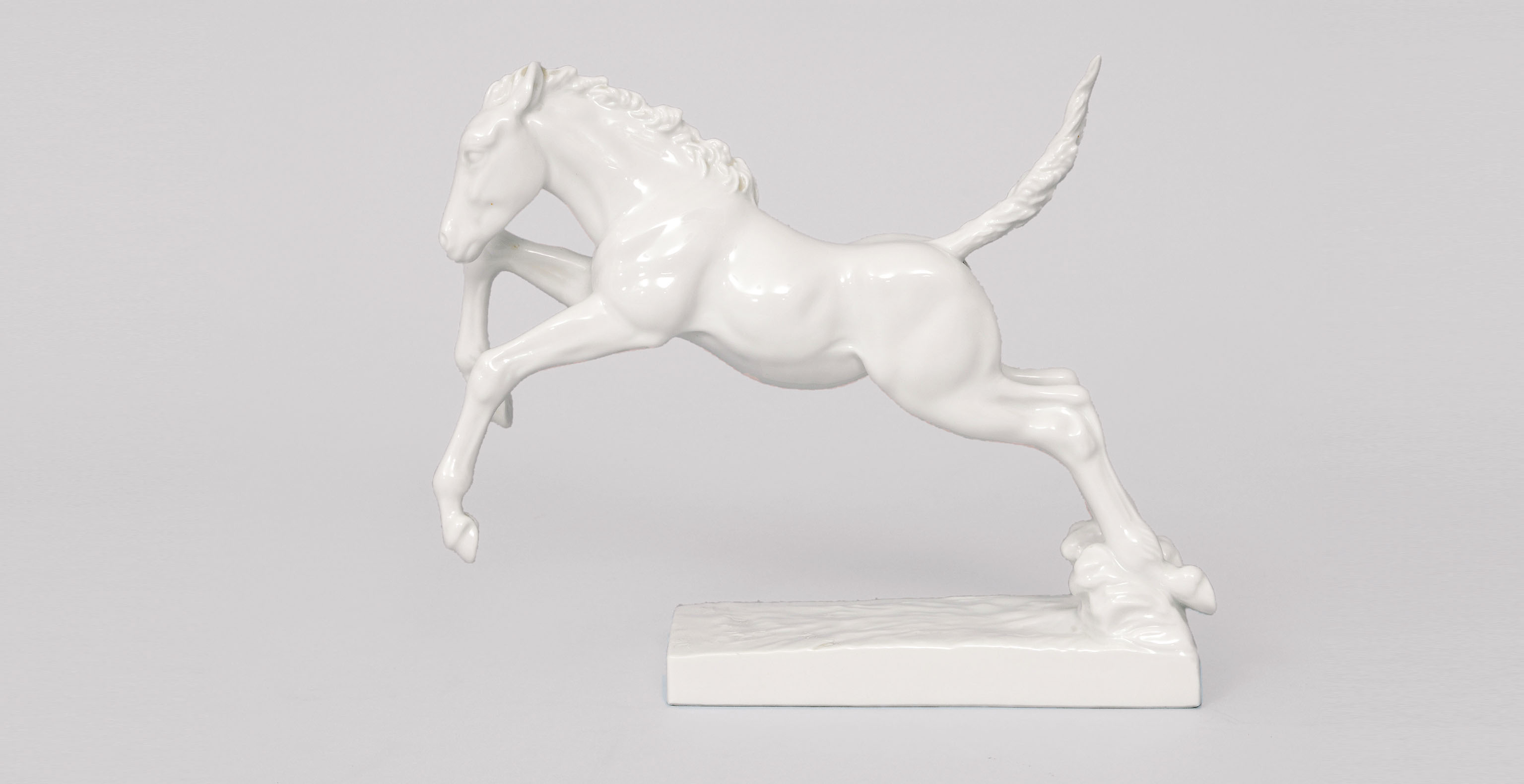 An animal figurine 'jumping foal'