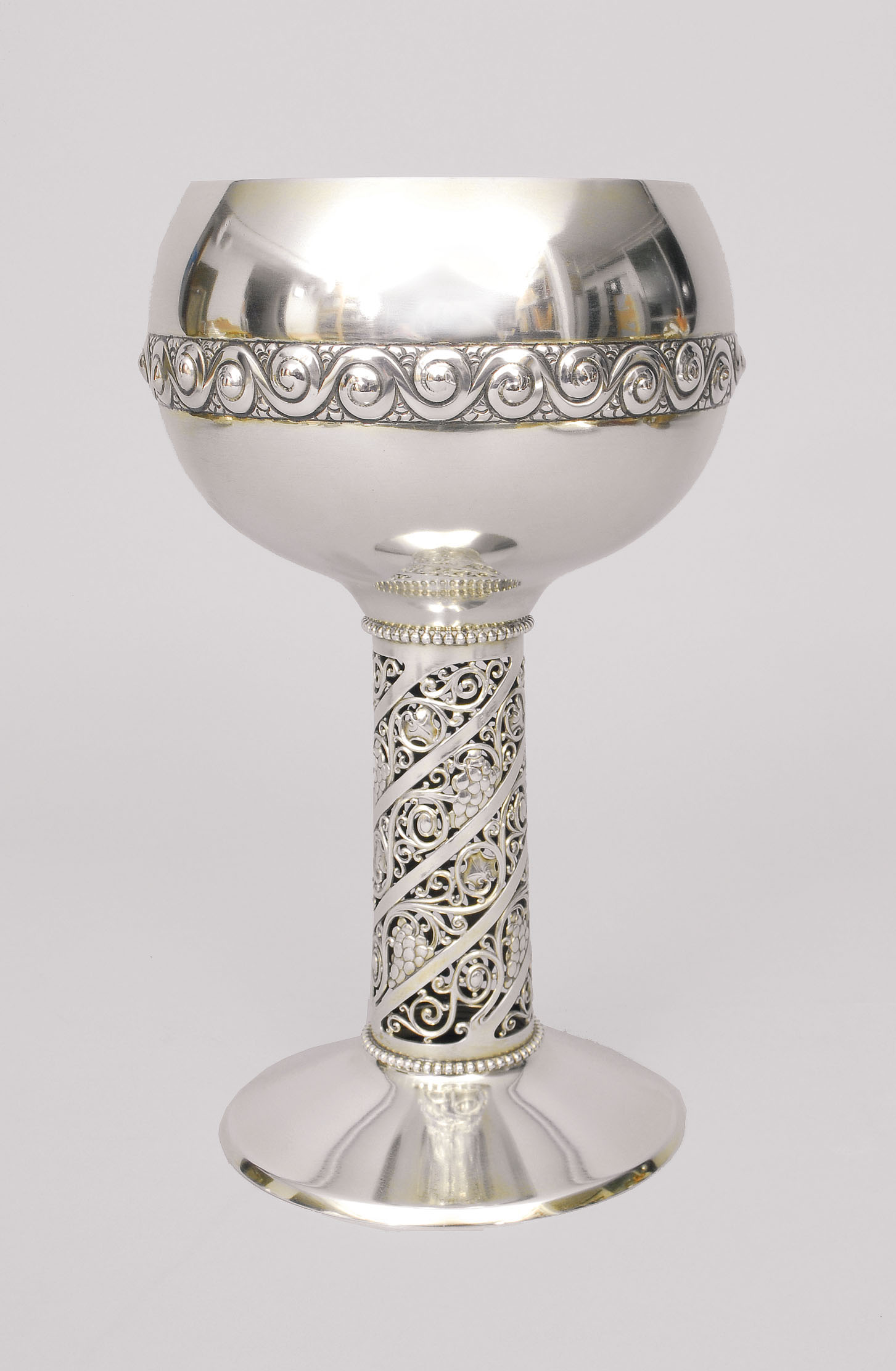 Jugendstil-Pokal mit Trauben-Dekor