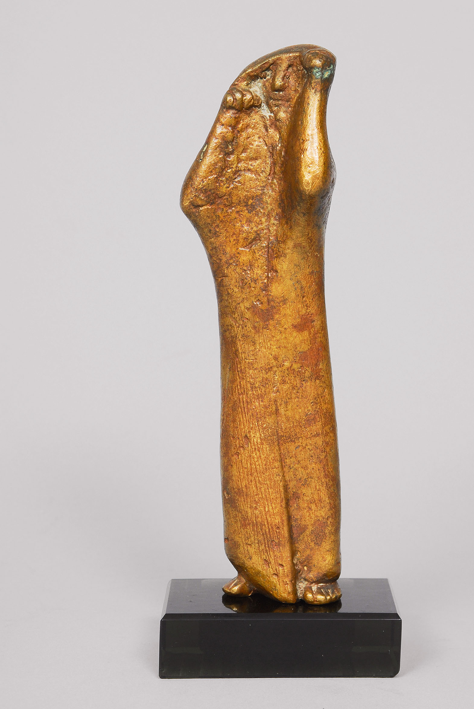 Moderne Bronze-Figur 'Stehende im Mantel'