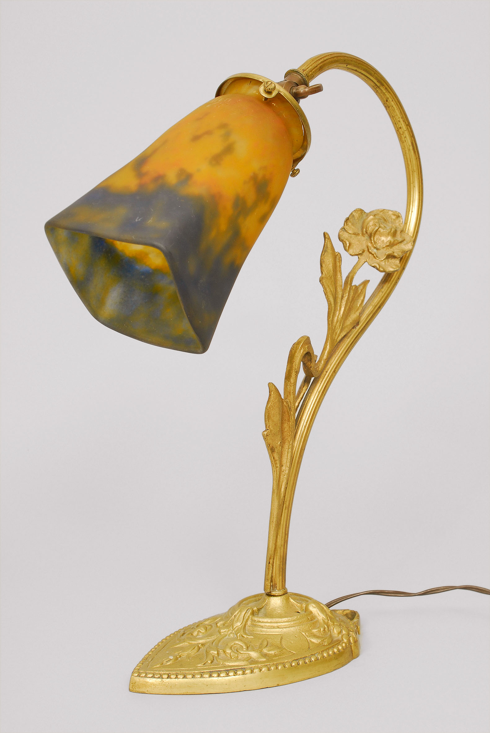 Jugendstil-Tischlampe mit floralem Messing-Gestell