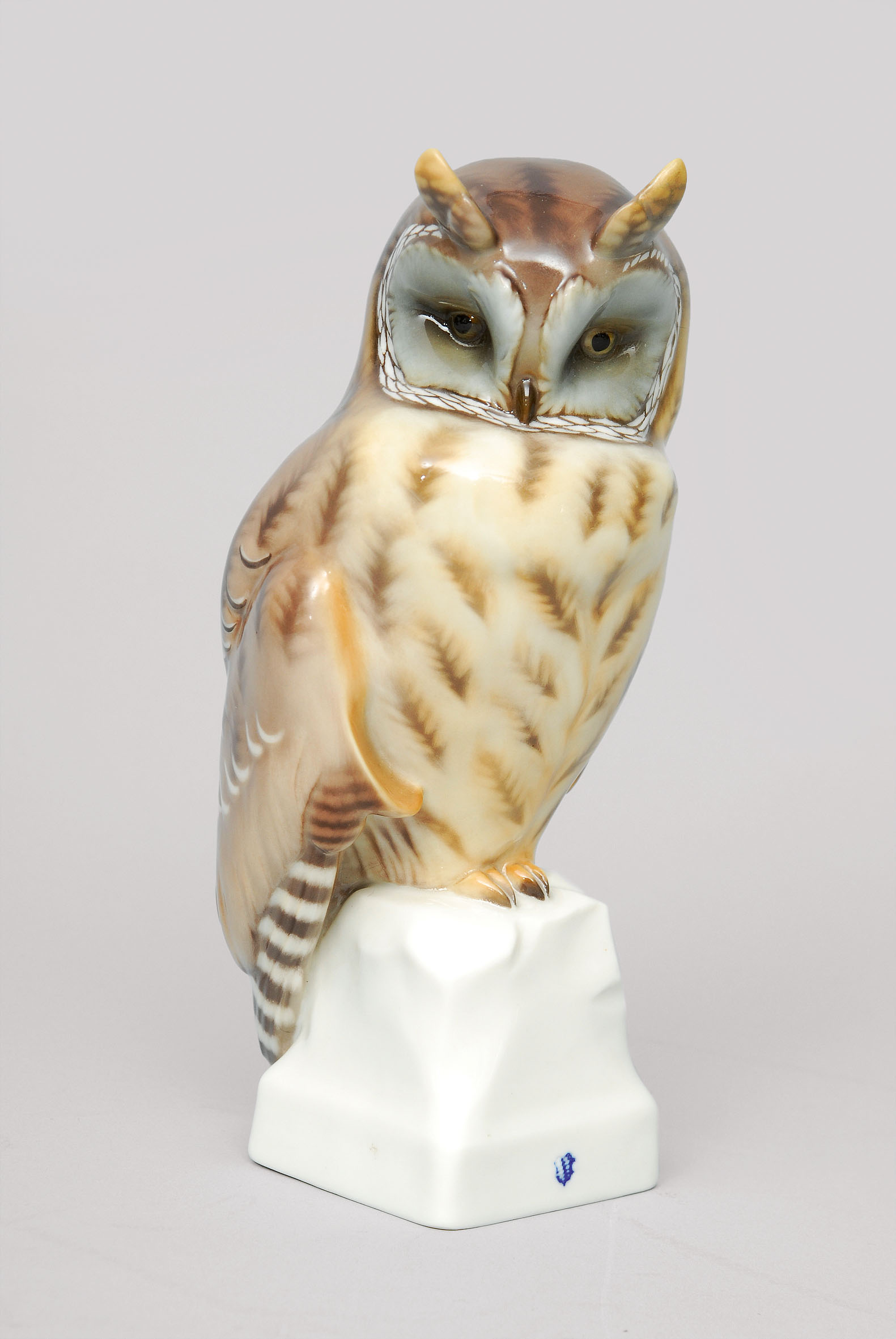 An animal figurine 'twany owl'