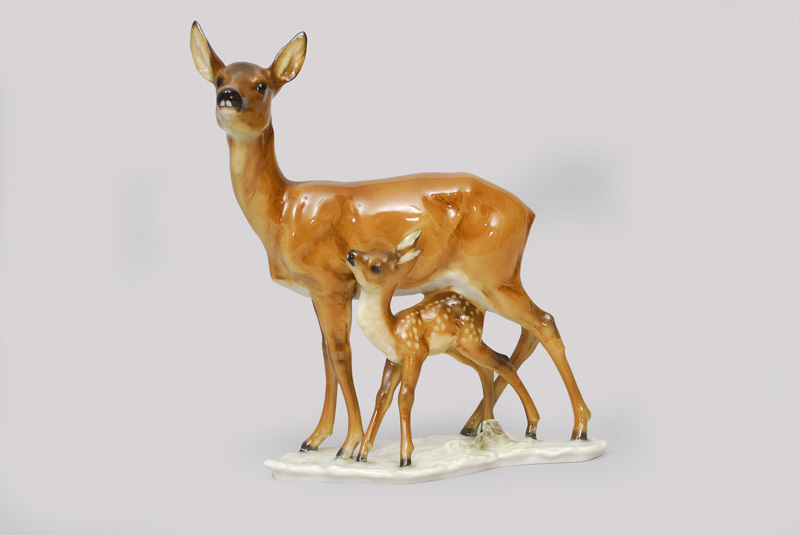 An animal figurine 'doe with fawn'