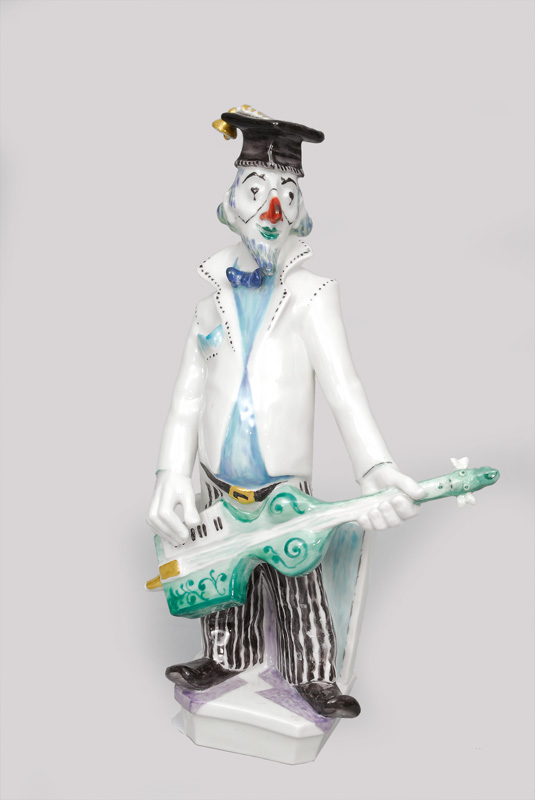 A clown with guitar/persiflage of Rudi Stolle of serial 'musical clowns'