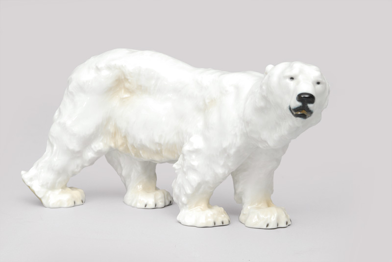 An animal figurine "polar bear"