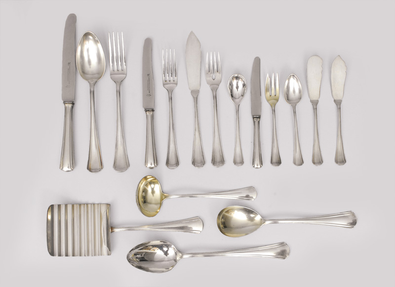 A large cutlery for menu, fish and small menu cutlery for 6 persons