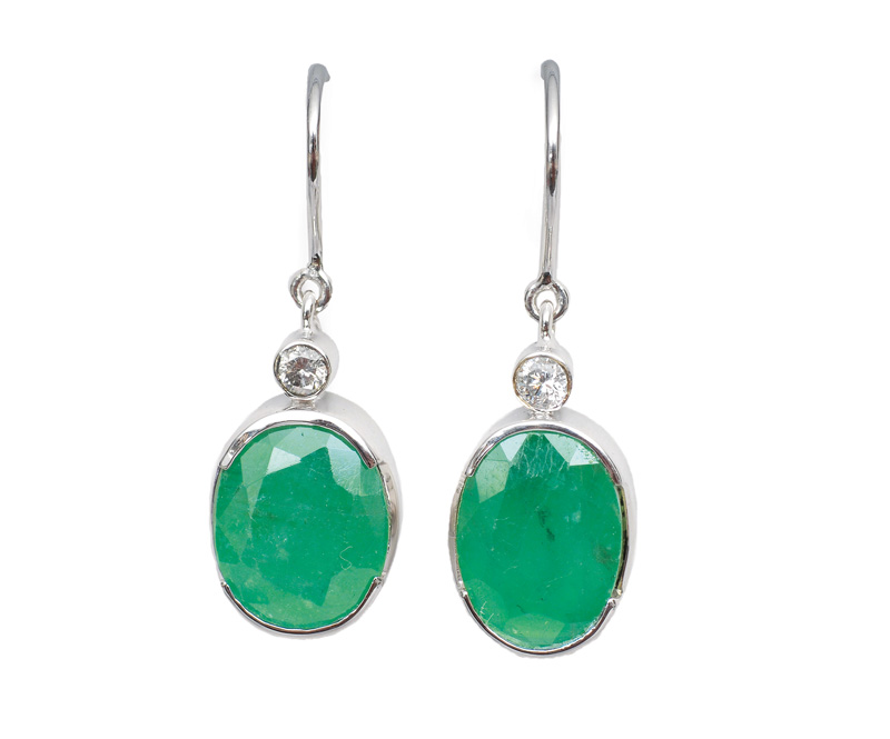 A pair of elegant emerald earrings