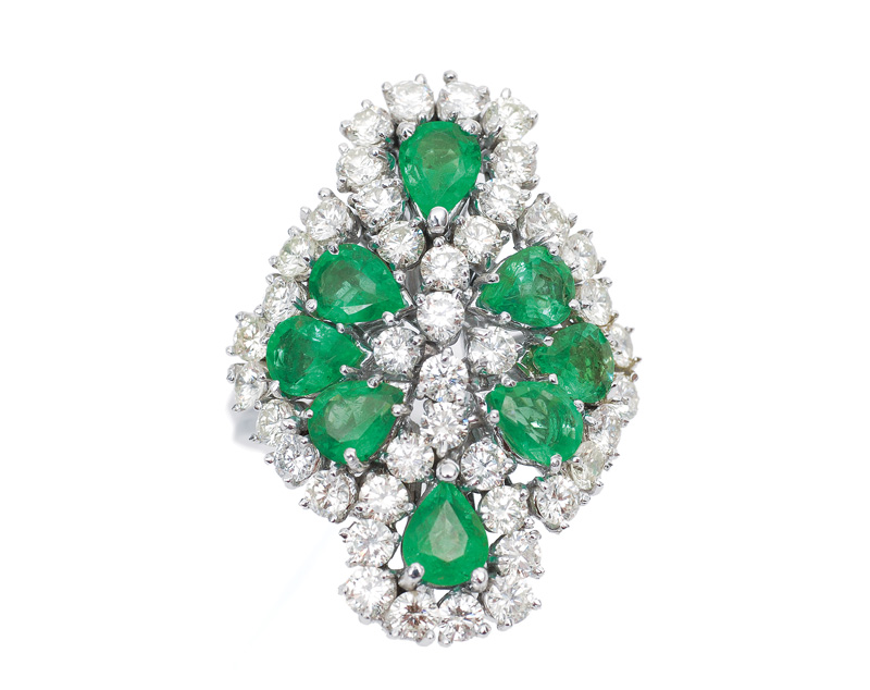 Blütenförmiger Smaragd-Brillant-Ring