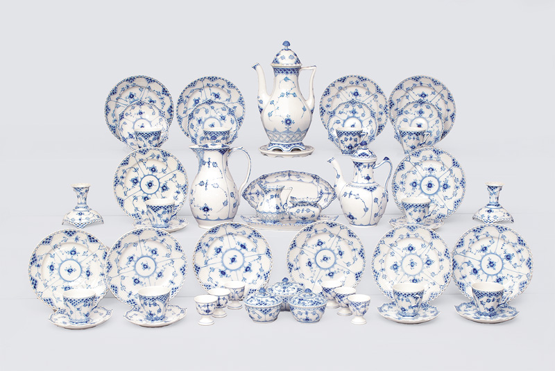 - A coffee service "Musselmalet" with "fluted full and half lace" for 12 persons A coffee service "Musselmalet" with "fluted full and half lace" for 12 persons