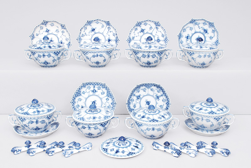 A tableware convolute "Musselmalet" with "fluted half lace"
