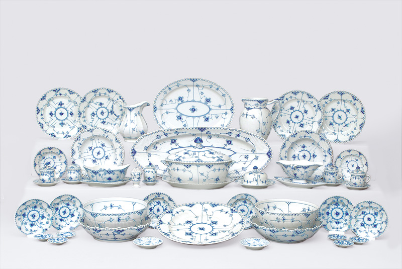 - A dinner service "Musselmalet" with "fluted full and half lace" for 12 persons A dinner service "Musselmalet" with "fluted full and half lace" for 12 persons