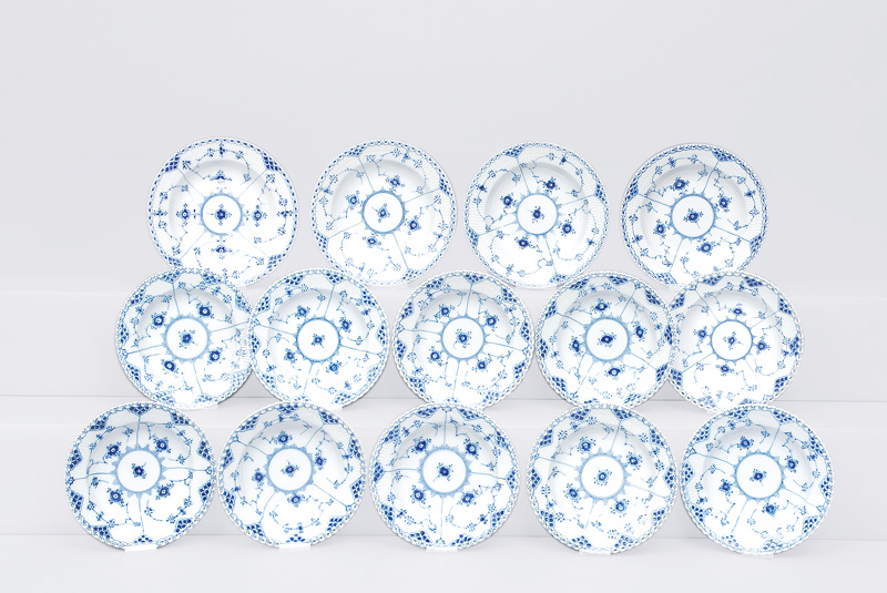 - A convolute of 14 soup plates "Musselmalet" with "fluted full and half lace" A convolute of 14 soup plates "Musselmalet" with "fluted full and half lace"