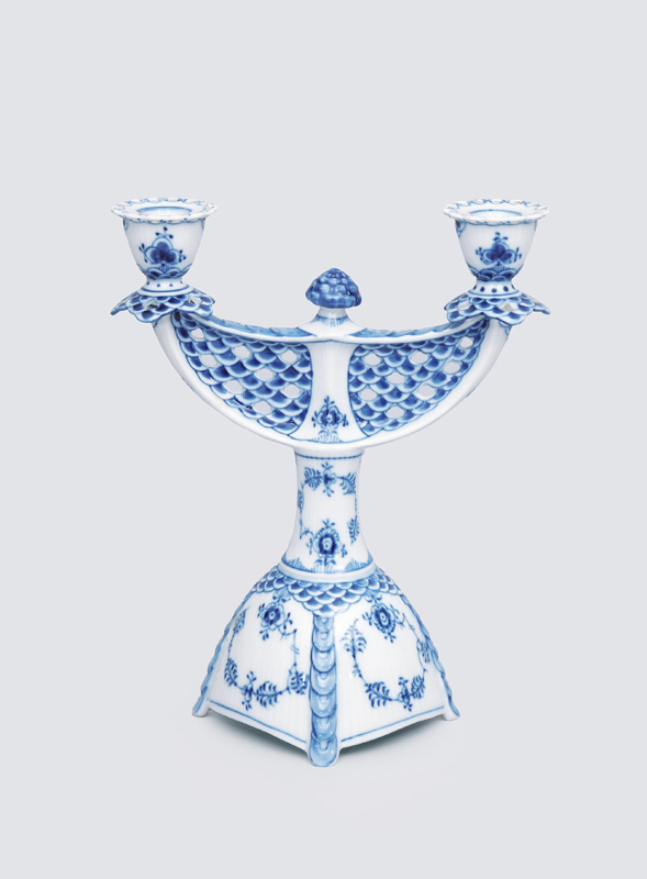 A two-armed candelstick "Musselmalet" with "fluted full lace"