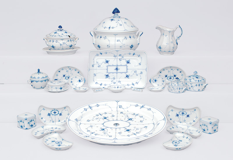 - A comprehensive tableware convolute "Musselmalet" with "fluted plain" A comprehensive tableware convolute "Musselmalet" with "fluted plain"