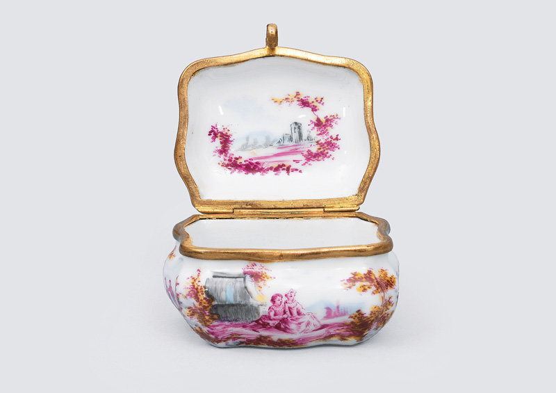 A small snuff box in style of Meissen with Watteauszenes in purepur