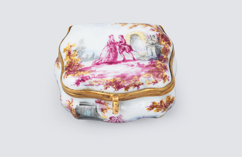 A small snuff box in style of Meissen with Watteauszenes in purepur - image 2