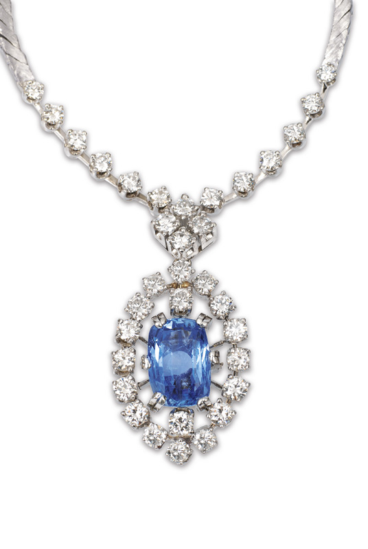 A splendid sapphier diamond necklace